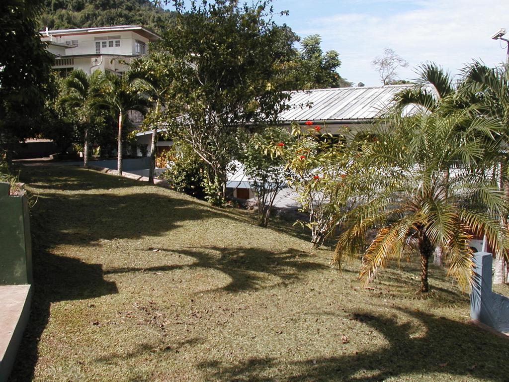 Monique'S Guest House Maraval エクステリア 写真