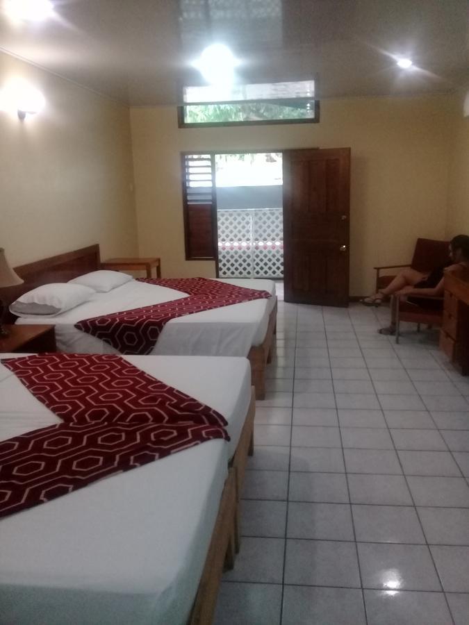 Monique'S Guest House Maraval エクステリア 写真
