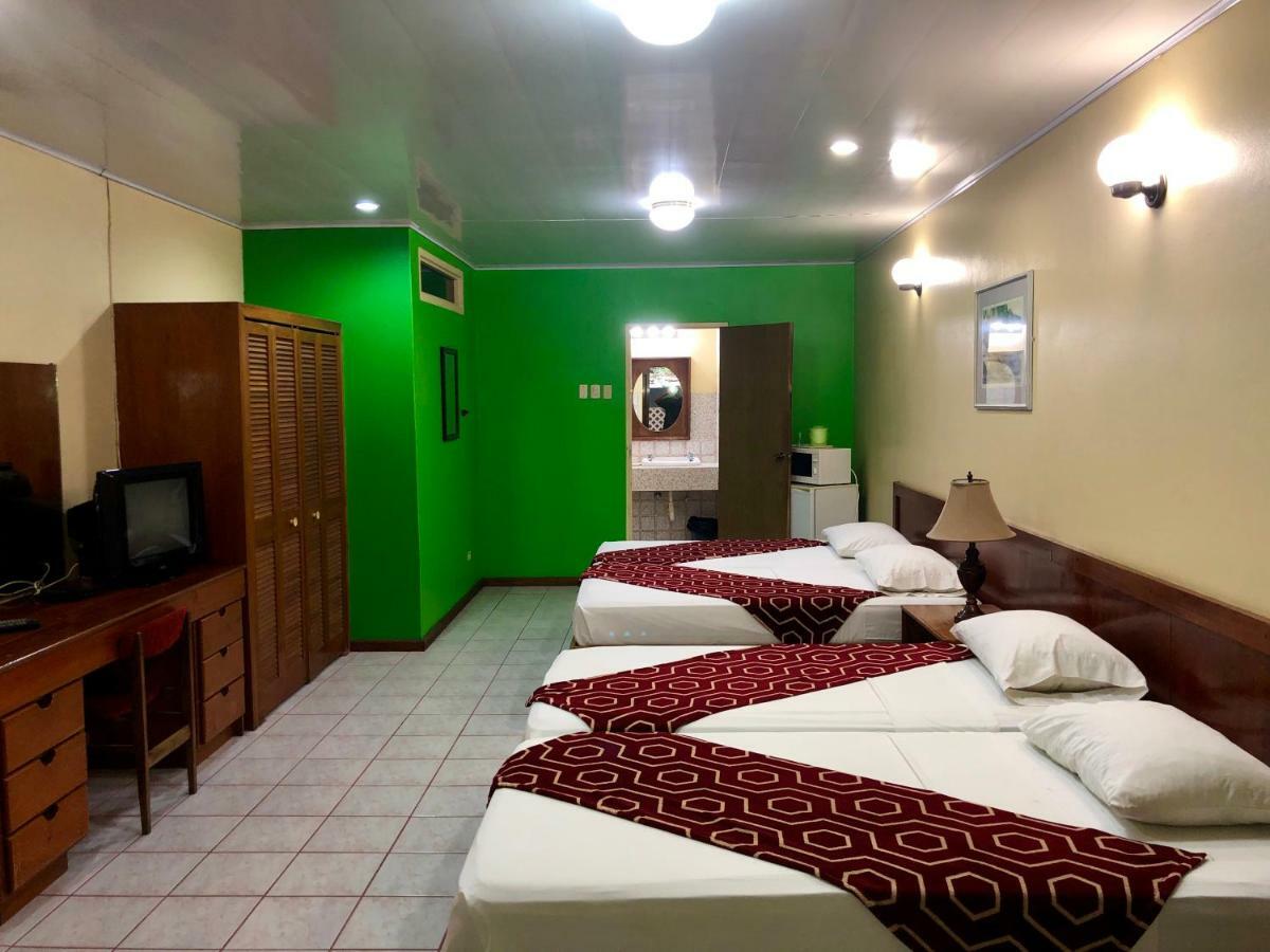 Monique'S Guest House Maraval エクステリア 写真